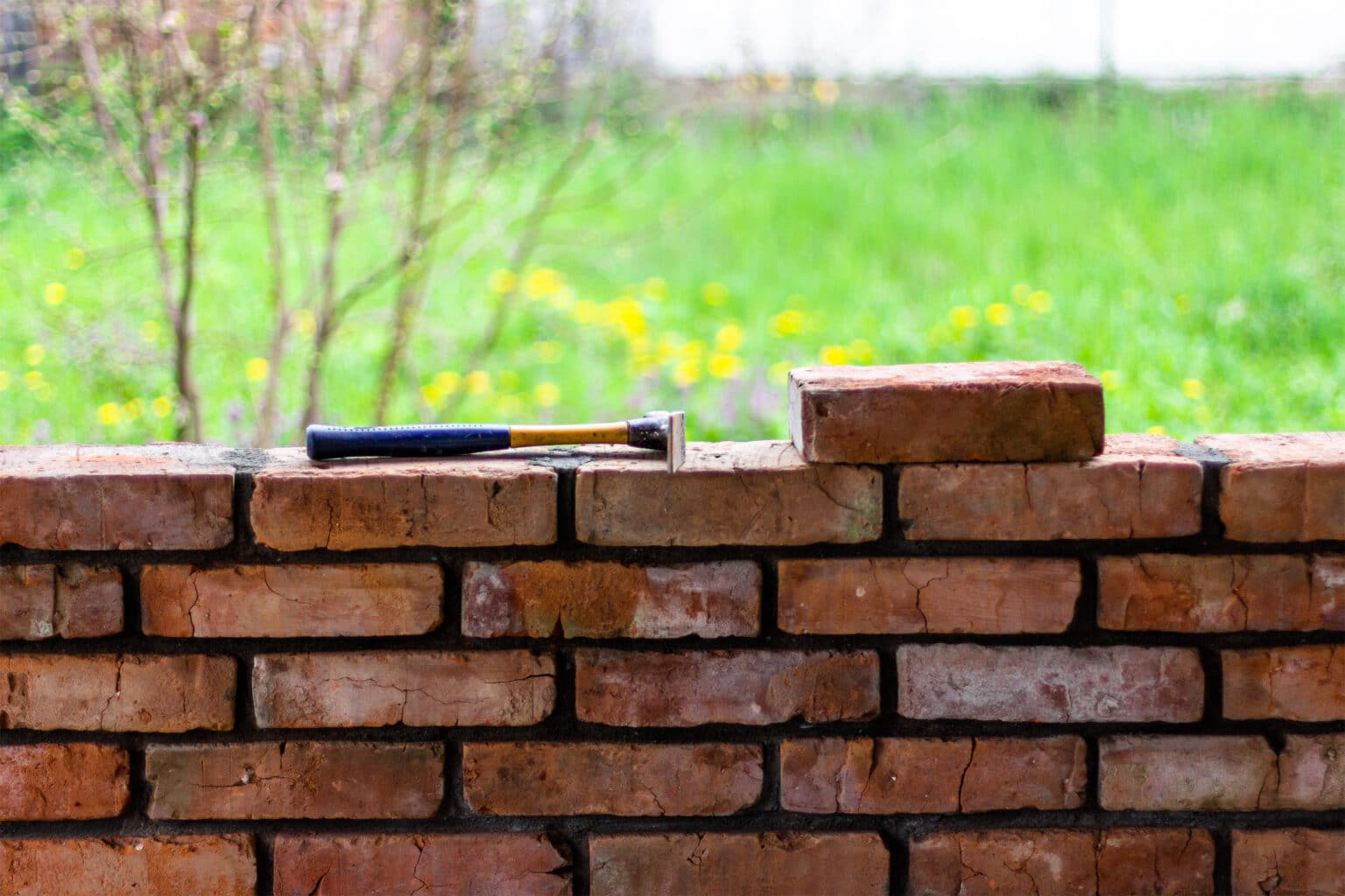 découvrez les responsabilités liées aux murs mitoyens, leur entretien, schéma légal et obligations des voisins. informez-vous pour mieux gérer vos relations de voisinage et respecter la réglementation en vigueur.