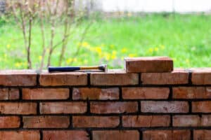 découvrez les responsabilités liées aux murs mitoyens, leur entretien, schéma légal et obligations des voisins. informez-vous pour mieux gérer vos relations de voisinage et respecter la réglementation en vigueur.