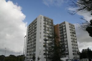 découvrez les limites de revenus pour les logements hlm en 2025. cette analyse détaillée vous informe sur les plafonds de ressources, les conditions d'accès, et les enjeux liés à la politique du logement social en france. restez informé des évolutions pour bien préparer votre projet de location.
