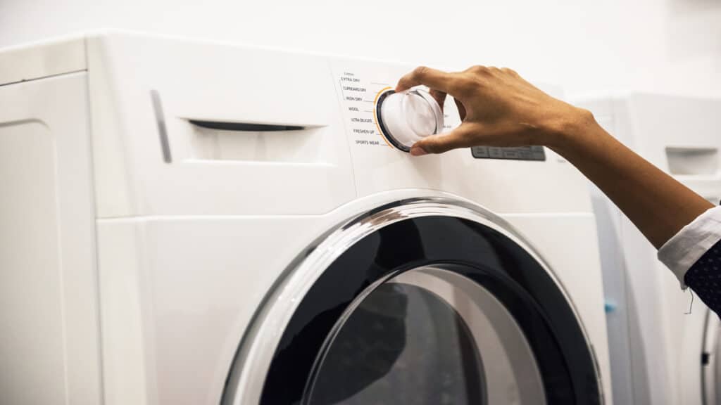 Découvrez ce bouton secret qui simplifie le nettoyage de votre machine à laver, mais qui reste méconnu des utilisateurs