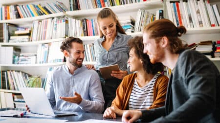 Des étudiants-entrepreneurs entre contraintes financières et moments de convivialité