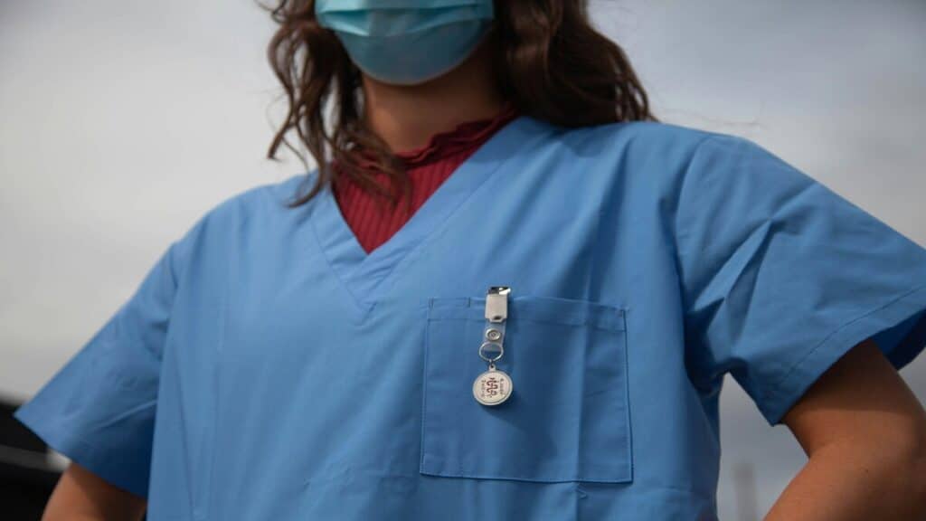 Les infirmiers autorisés à délivrer des certificats de décès en France : impact sur les proches